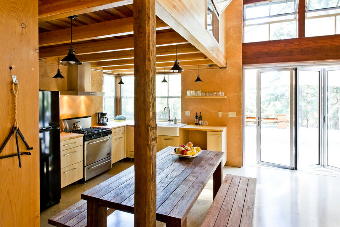 Маленькая кухня-гостиная в деревянном доме
