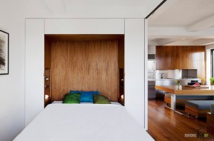 Главной особенностью спальни является кровать, встроенная в стену