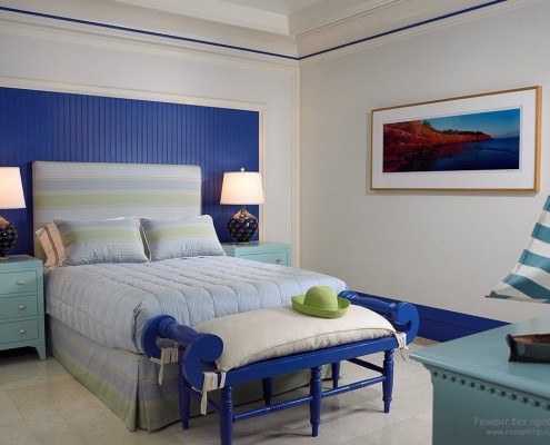 Спальня с синей кроватью в современном стиле