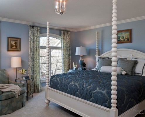 Интерьер комнаты с синей кроватью