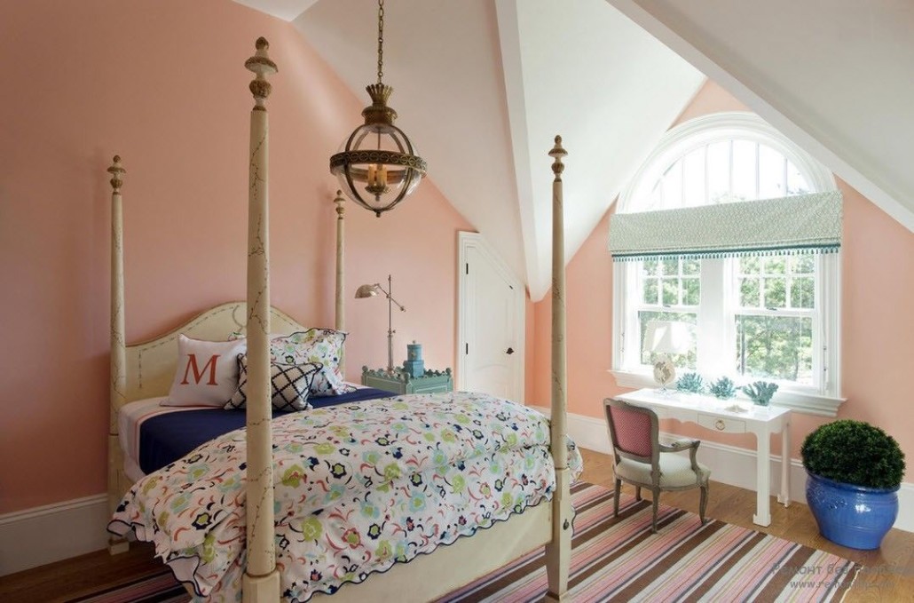 Сочетание персикового цвета с другими цветами в интерьере спальни