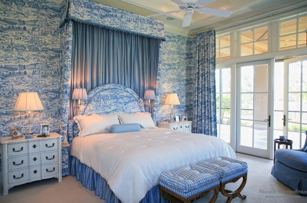 Дизайн спальни с синей кроватью фото современный