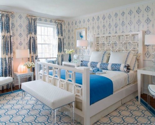 Интерьер комнаты с синей кроватью