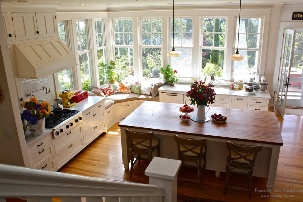 Интерьер кухни с высоким окном