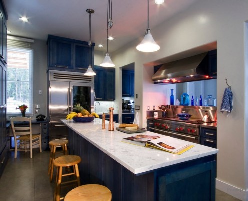 Дизайн кухни в синих тонах в современном стиле