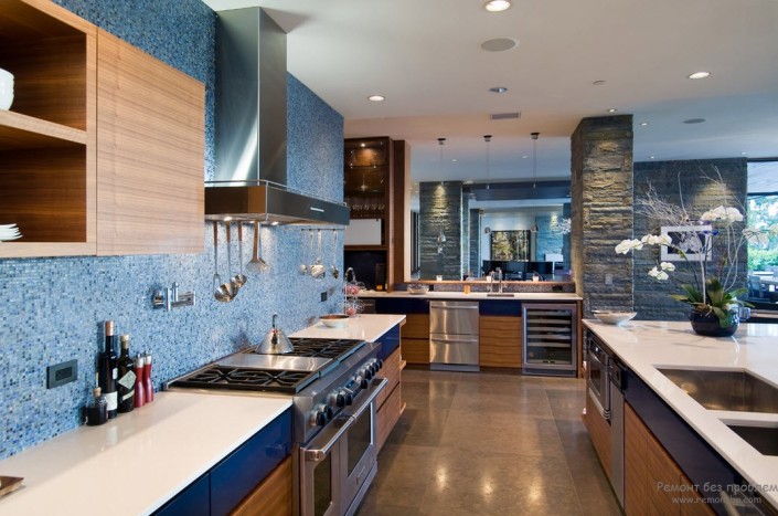 Дизайн кухни в синих тонах в современном стиле