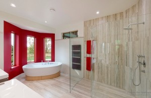 Просторная ванная комната в минималистском стиле