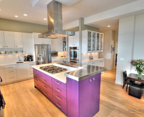 Дизайн кухни с фиолетовым гарнитуром