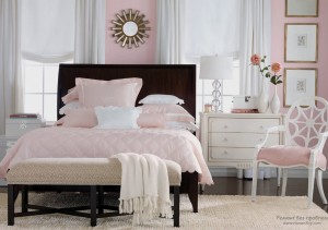 Черный цвет в розовой спальне
