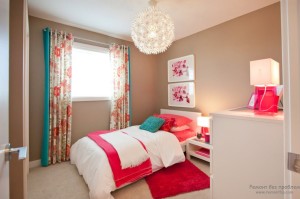 Бирюзовый цвет в розовой спальне