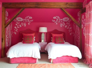 Ярко-розовая спальня