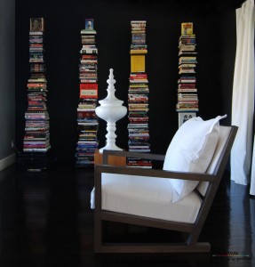 На черном фоне высокие вертикальные стопы книг особенно эффектны
