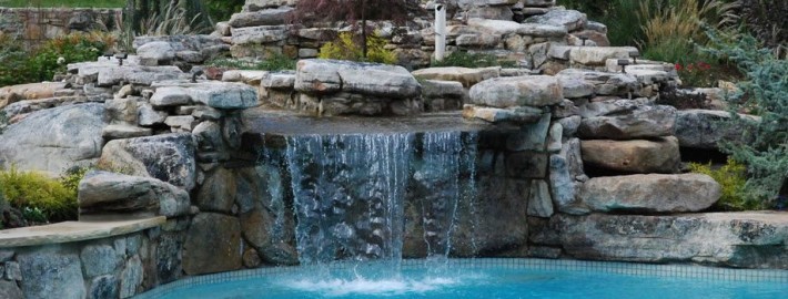 Дизайн водопада во дворе частного дома
