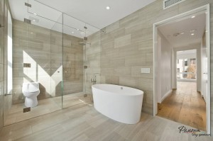 Однородная облицовка на полу и стенах ванной
