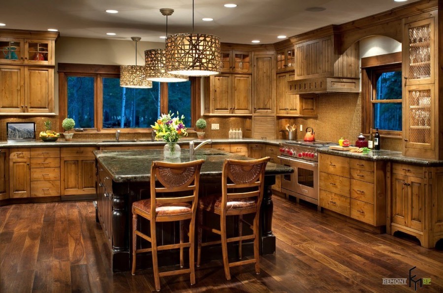Интерьер кухни с деревянным столом