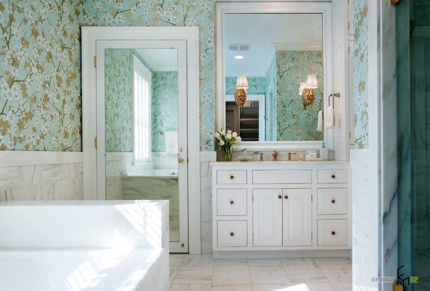 Интерьер ванной комнаты с зеркальной плиткой