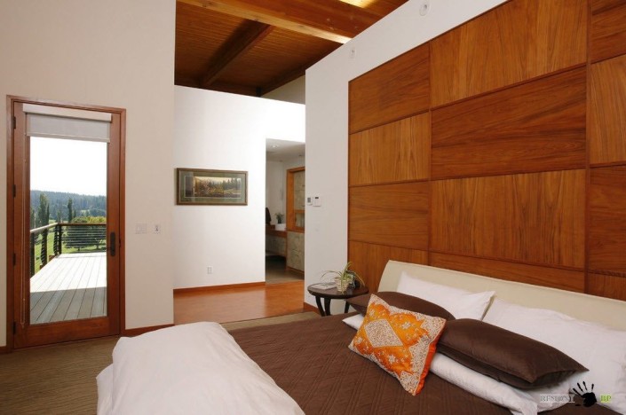 Стеновые панели из дерева в интерьере гостиной