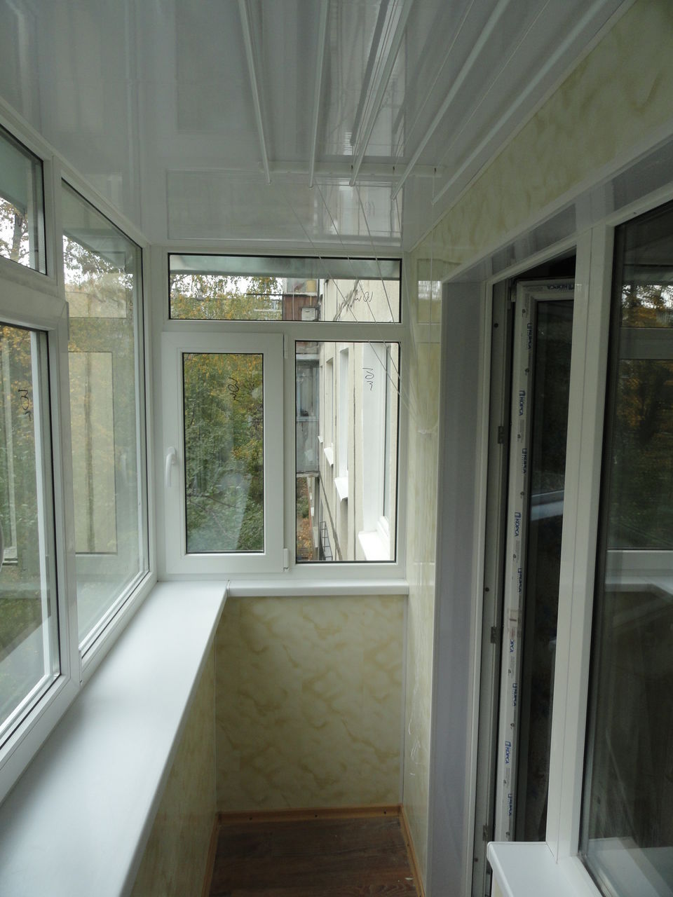 Преимущества отделки стен балкона ламинатом