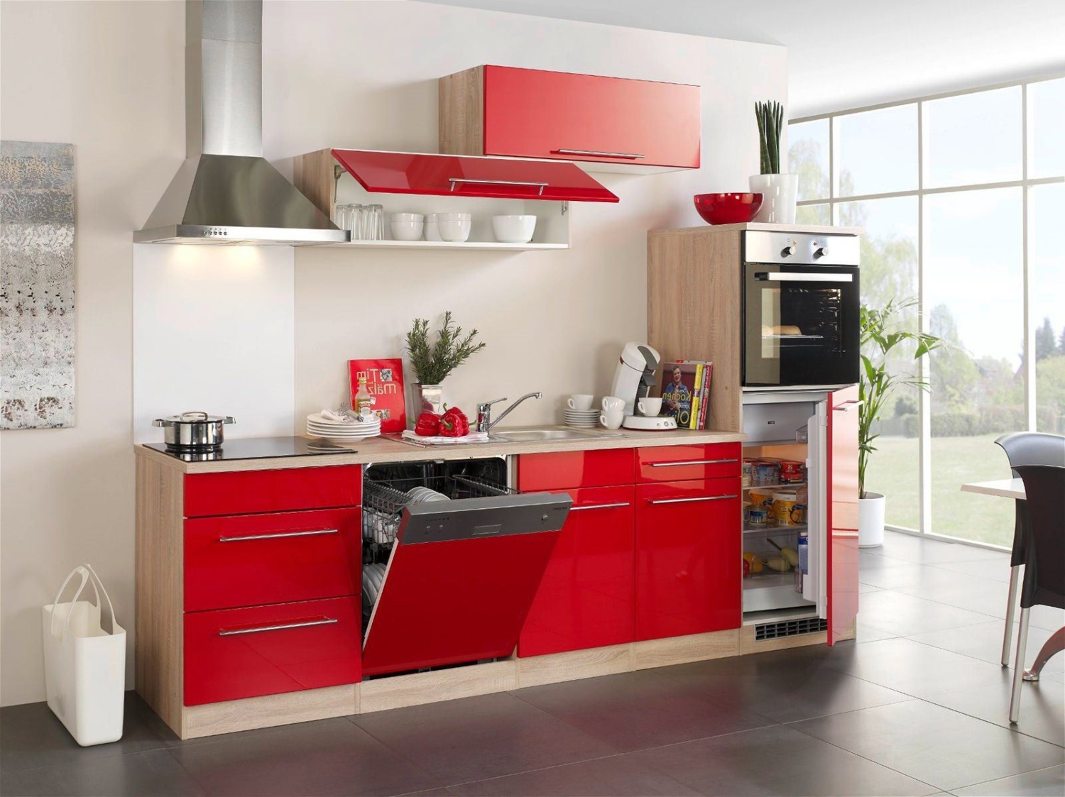 кухня с красной мебелью