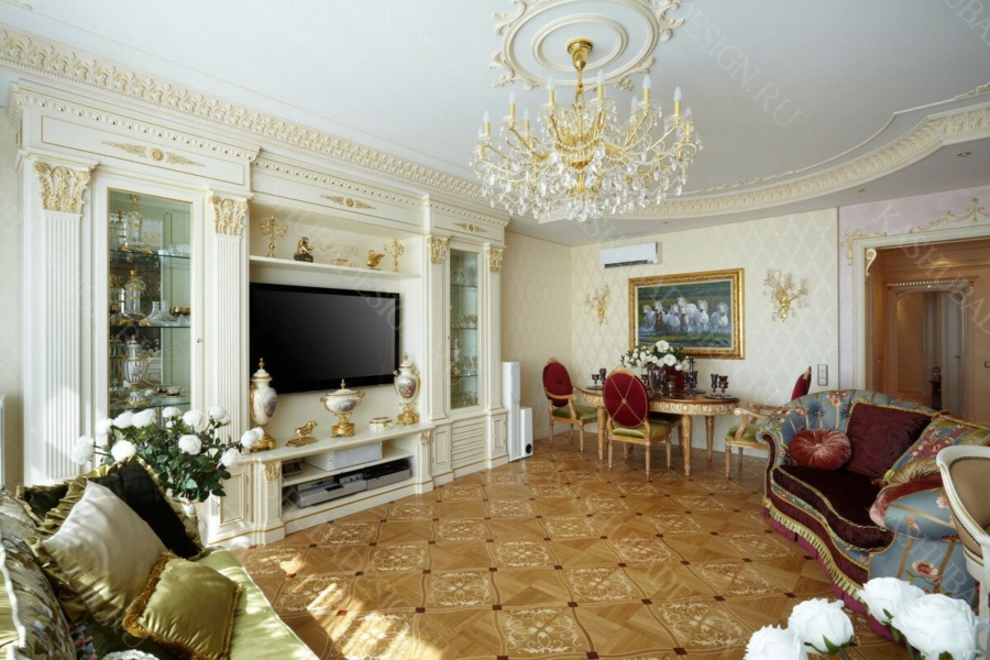 Интерьер большой гостиной в классическом стиле