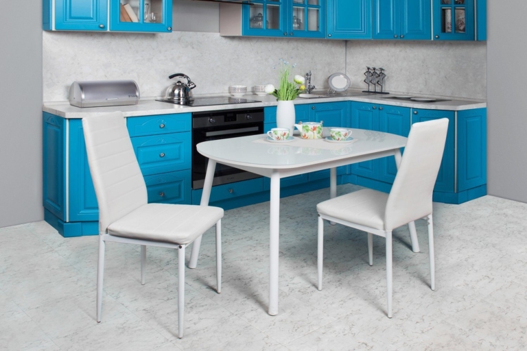 Кухня с голубыми стульями