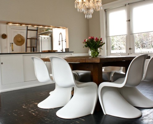 Кухонные столы белого цвета и стулья