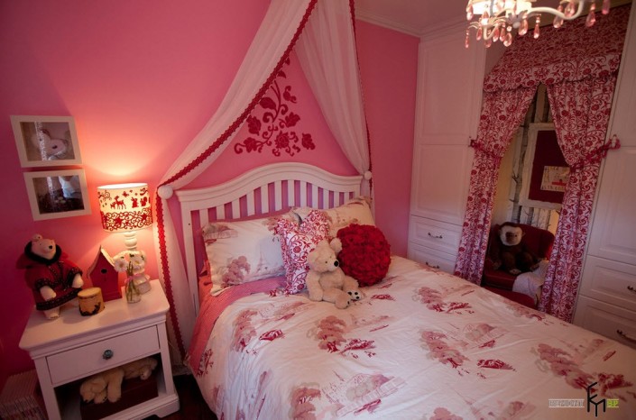 Детская комната с розовой мебелью