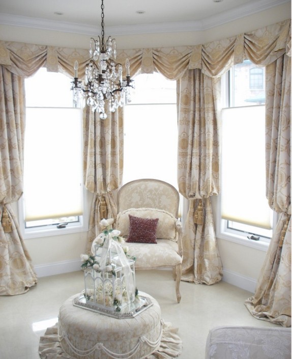 Дизайн штор для спальни в классическом стиле с двумя окнами